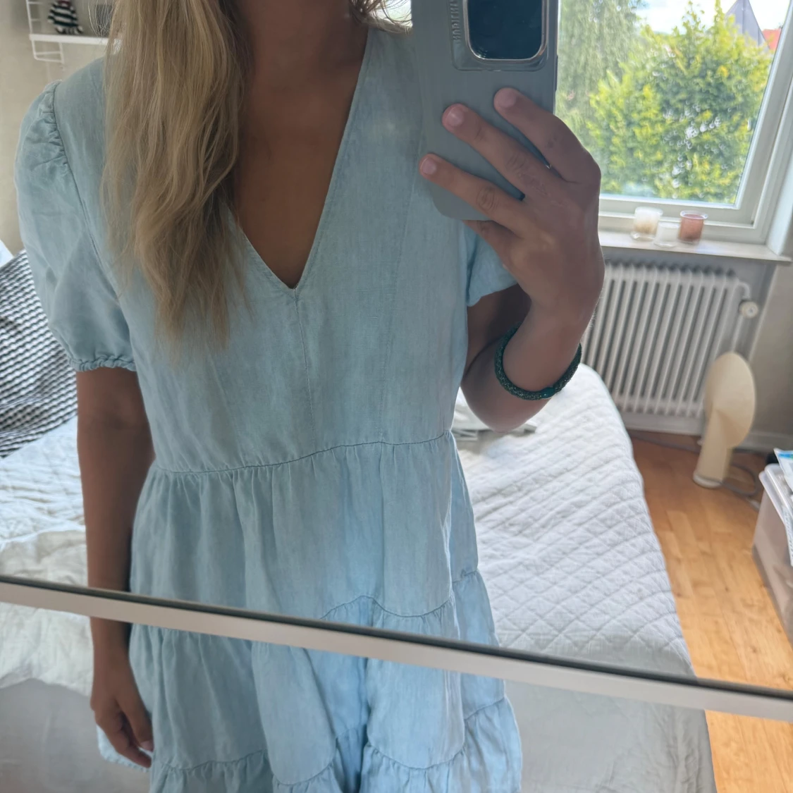 Ljusblå kort klänning med v-ringning