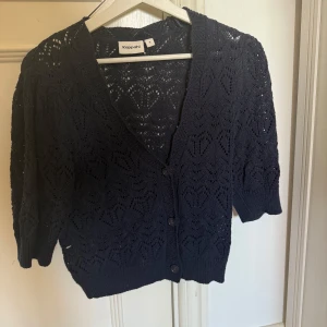 Marinblå stickad kofta från Kappahl - Säljer en superfin kofta från Kappahl i storlek S. Endast använd några få gånger och har inga defekter alls! Kontakta om du har fler frågor❤️