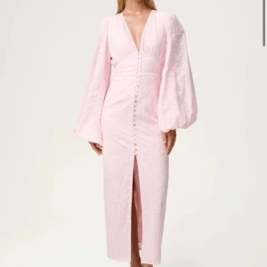 Ljusrosa långklänning från Adoore - Superfin ljusrosa långklänning från Adoore, använd 1 gång💘 storlek 32