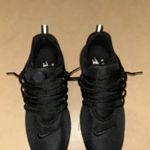 Nike Air Presto svarta sneakers - Nike presto all black size 42 då den är för stor så därför jag säljer. Fraktar samma dag och skickar alltid bevis. Går ej ner i pris!vill bara få iväg dem så snabb som möjligt.