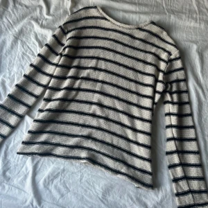 Randig stickad tröja från Zara - Säljer en superfin stickad tröja från Zara i beige med svarta ränder. Säljer den då jag tog fel storlek🥰