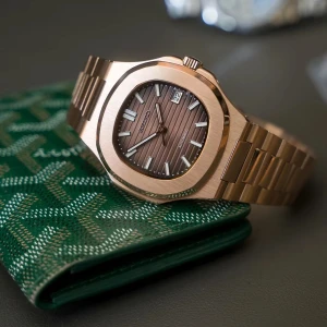 Seiko automatisk klocka i roséguld - Snygg Seiko automatisk klocka i roséguld med länkarmband och brunt urtavla med diskreta ränder. Urtavlan har datumvisning och tydliga indexmarkeringar. Klockan har en modern, lyxig känsla och passar perfekt för dig som gillar stilrena accessoarer.