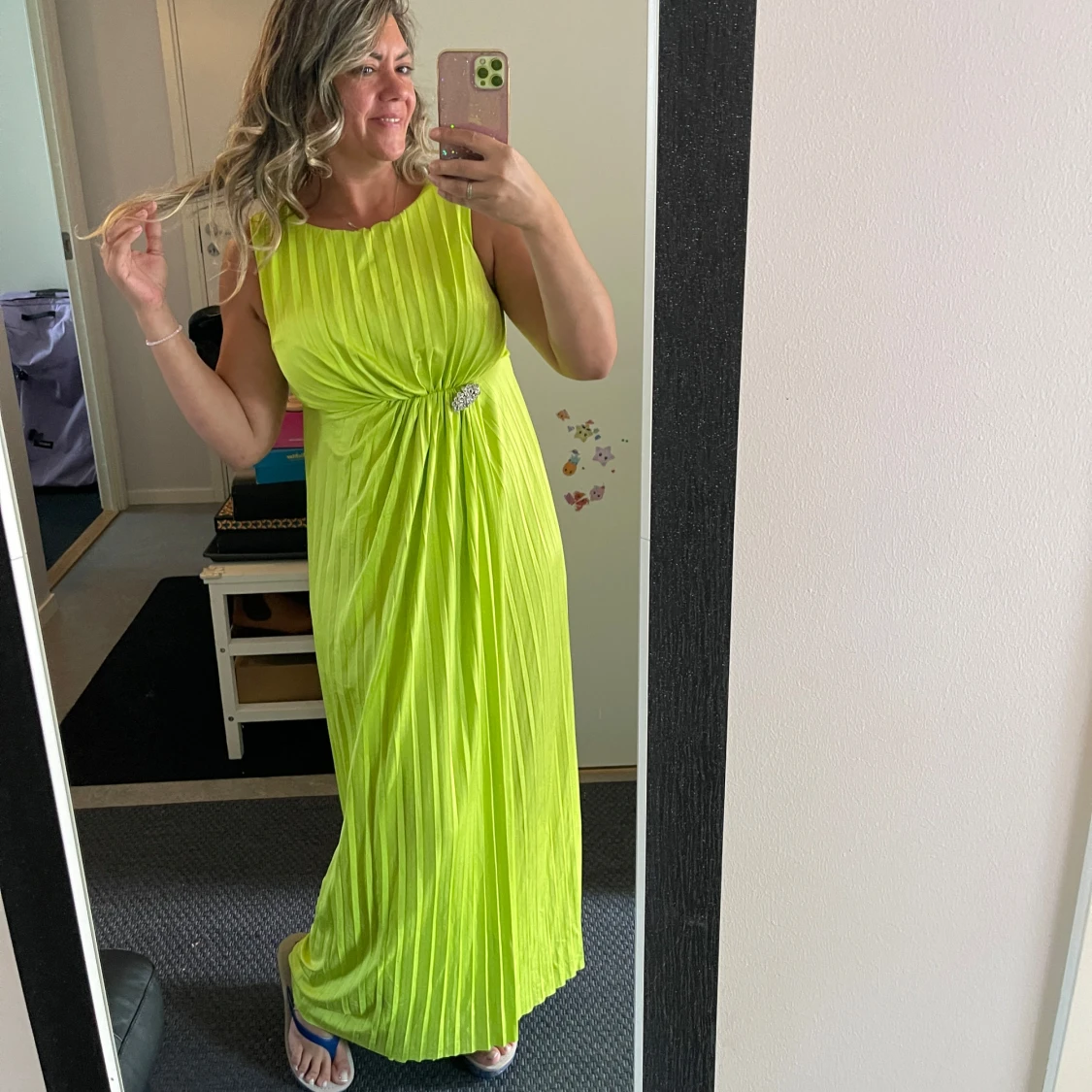 Limegrön plisserad långklänning