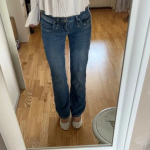 Blå bootcut jeans Ltb Valerie 25/30 - Snygga blå bootcut jeans från Ltb i modellen Valerie. Låg midja och klassisk femficksdesign. Jeansen har en schysst tvätt och är tillverkade i jeansmaterial. Perfekta om du gillar en avslappnad men ändå trendig look. Bara använda ett fåtal gånger då jag har ett par exakt likadana jeans som jag använt mer. Säljer dessa på grund av att jag har två likadana par då.