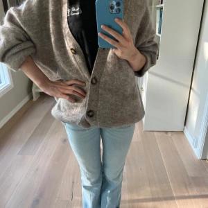 Beige kofta från H&M i mohair - Beige/ brun kofta från hm i mohair. Det är en Oversized modell. Storlek M. Mycket bra skick.