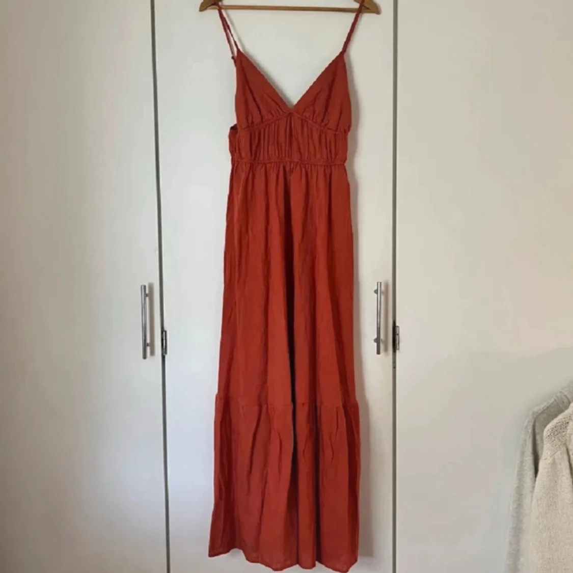 Rostfärgad långklänning med smala axelband