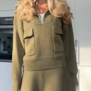 Olivgrön stickad half zip-tröja Zara - Olivgrön stickad tröja från Zara med ribbad krage och half zip-dragkedja. Två stora fickor framtill ger en cool utility-vibe. 