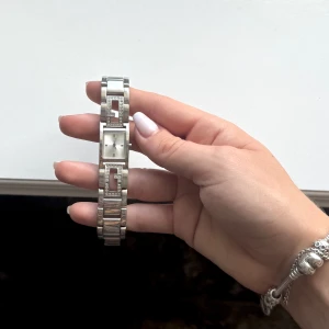 Guess armandsklocka - Fin klocka från Guess, repfri, endast tappat få av de små stenarna på bild 3 men inget som syns. Vet ej om själva uret går att få igång då jag bara använt klockan som accosear🤍