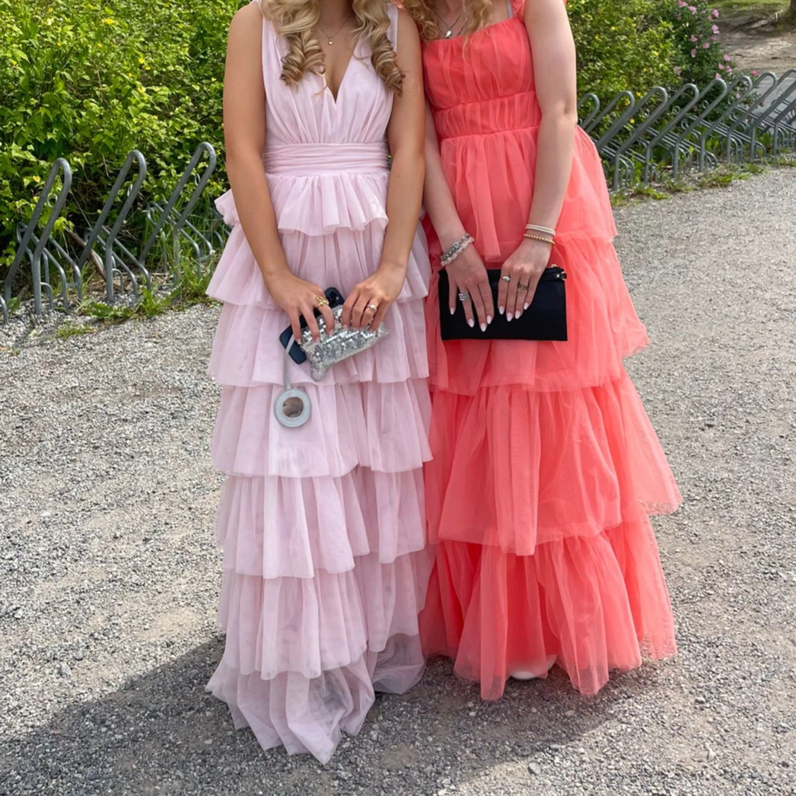 Ljusrosa volangklänning med djup v-ringning - 2