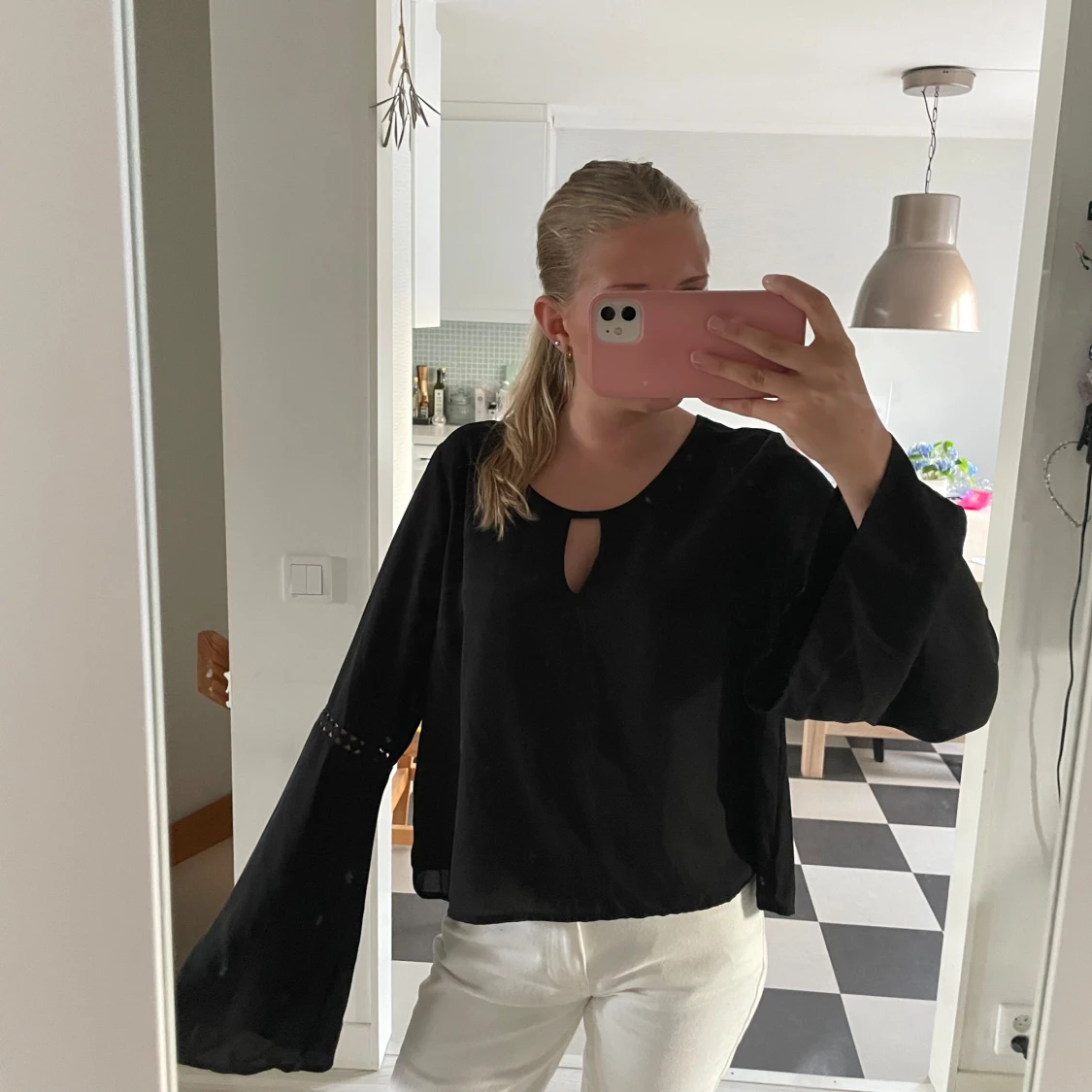 Svart blus med vida ärmar - 1
