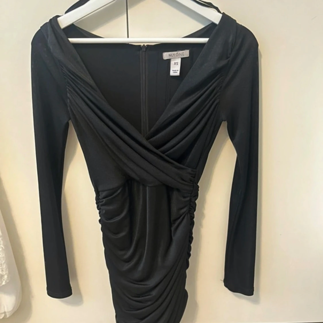 Svart omlottklänning från NLY One