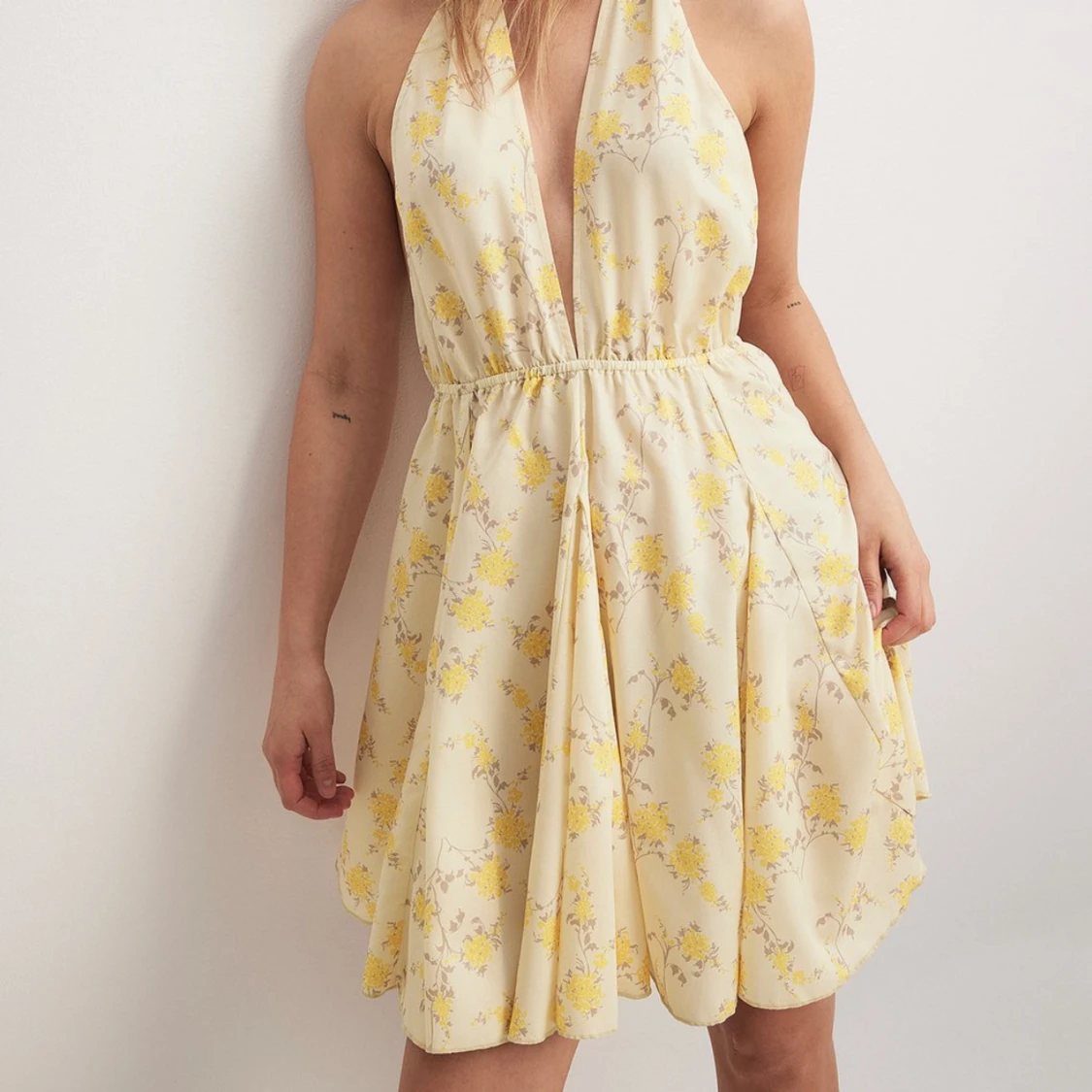 Blommig långklänning med knyt i ryggen - 3