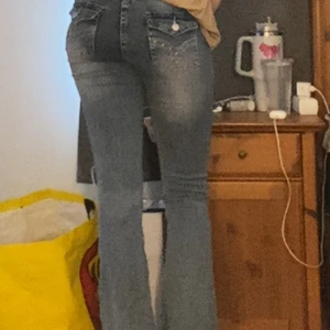 Blå bootcut jeans från Shein, strl 36 - Snygga blå bootcut jeans från Shein i storlek 36. Jeansen har coola detaljer på bakfickorna med nitar och sömmar, samt klassisk femficksdesign. Materialet är mjukt och stretchigt för en bekväm passform.
