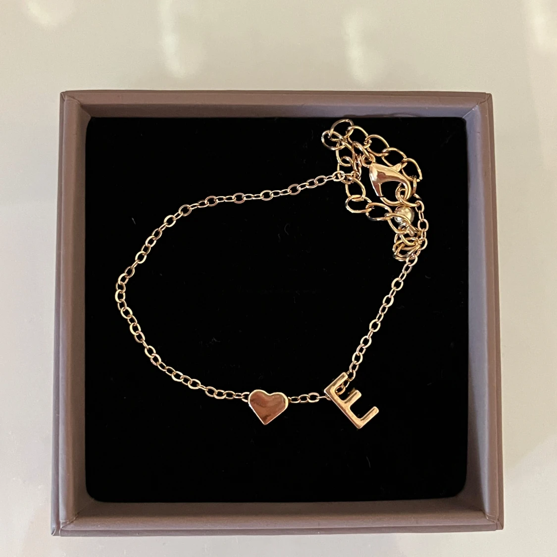 Guldigt halsband & armband med hjärta och E - 2