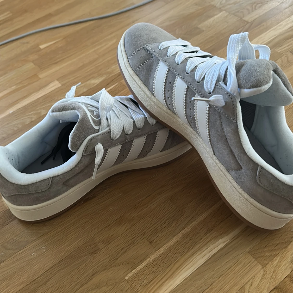 Grå Adidas Campus sneakers mocka - 2