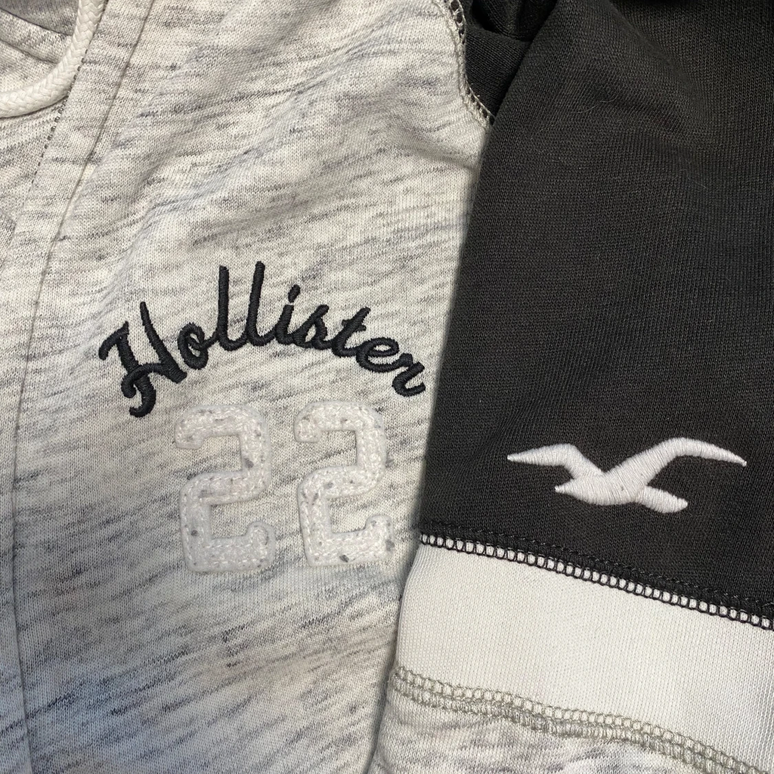 Grå och svart hoodie från Hollister XS - 3