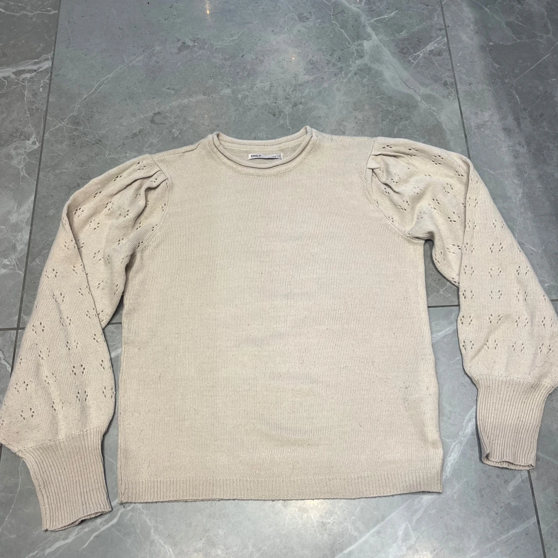 Beige stickad tröja med puffärm från Only - 1