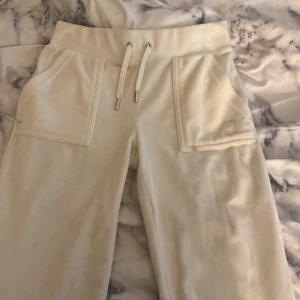 vita juciy couture byxor  - säljer nu dessa vita beiga juicy couture byxor då dem inte kommer till användning, dock så finns det några små foundation fläckar på byxan som jag inte själv får bort! kanske funkar på ett annat sätt en vad jag testat! 