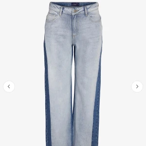 Jeans från Noisy May - Säljer ett par sjukt coola jeans från Noisy May med rak passform. Enbart testade, säljer pga för stor storlek. Alla lappar sitter kvar! Storlek 28/32.