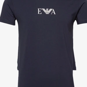 Svart Armani t-shirt - En använd armank t shirt som är för liten.