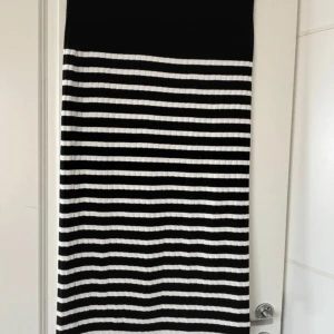 Randig långkjol från Lefties M - Säljer en svartvit långkjol från Lefties i storlek M. Kjolen har horisontella ränder och är ribbad i materialet vilket ger en snygg struktur. Perfekt för dig som gillar en enkel men ändå cool stil.
