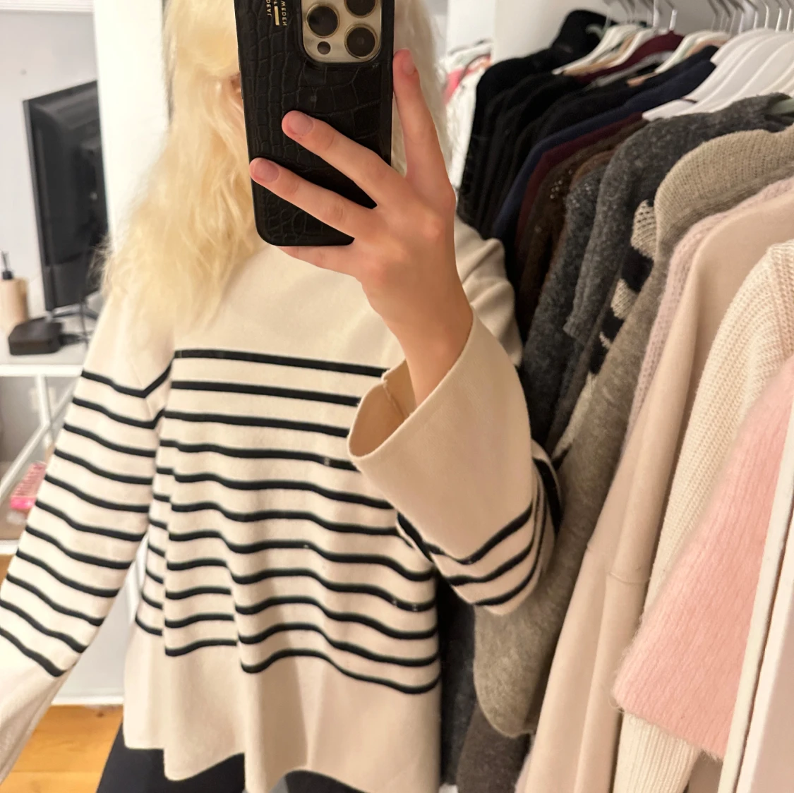 Randig beige polotröja med vida ärmar - 2