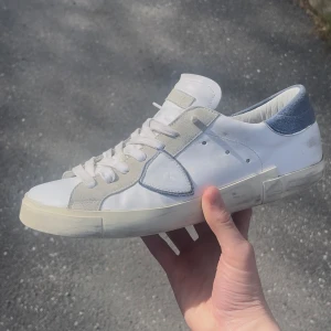 Philippe Modell PSRX - Philippe modell PSRX | Nypris: 3800 | Storlek:43, innermåttet är ca 28,5 |Skick: bra  (slitage kan ses i bilderna) | Medföljer: skor, box och äkthetsbevis i form av  qr kod | extremt snygga och är extremt eftertraktade! Passar både fest och vardag! Hör av dig vid minsta lilla fråga🤩