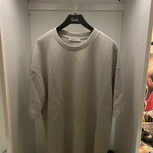 Beige Oversized t-shirt - Beige Oversized t-shirt från zara. Storlek m. Stilren och passar till allt. Med ett lite räfflat material på tröjan. Aldrig använd