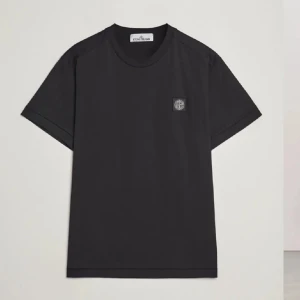  Stone Island t-shirt  - Hej! Säljer denna feta stone island T-shirten som jag köpte i våras. Den är i nyskick!! Tröjan är mörkblå i storlek M. Nypris ligger runt 1700kr. Kan tänka mig gå ner i pris vid snabb affär!!