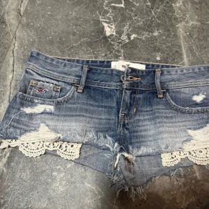 Jeansshorts  - Super snygga, lågmidjade jeansshorts. W26, midjemått ca 41 cm. 