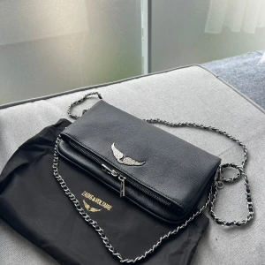 Svart axelväska Zadig & Voltaire - Köpt för 2100 kr. Väskan är i väldigt fint skick. Dustbag finns. Mått: 15x27 cm💛 