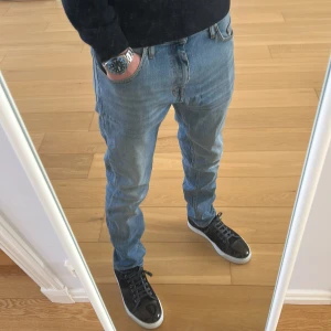 Tiger of sweden jeans  - Tjena, säljer nu mina tiger of sweden jeans som är i strl 30/32 och modellen pistolero Jeansen är i bra skick 7/10 och är i färgen ljusblå hör gärna av dig vid intresse😁