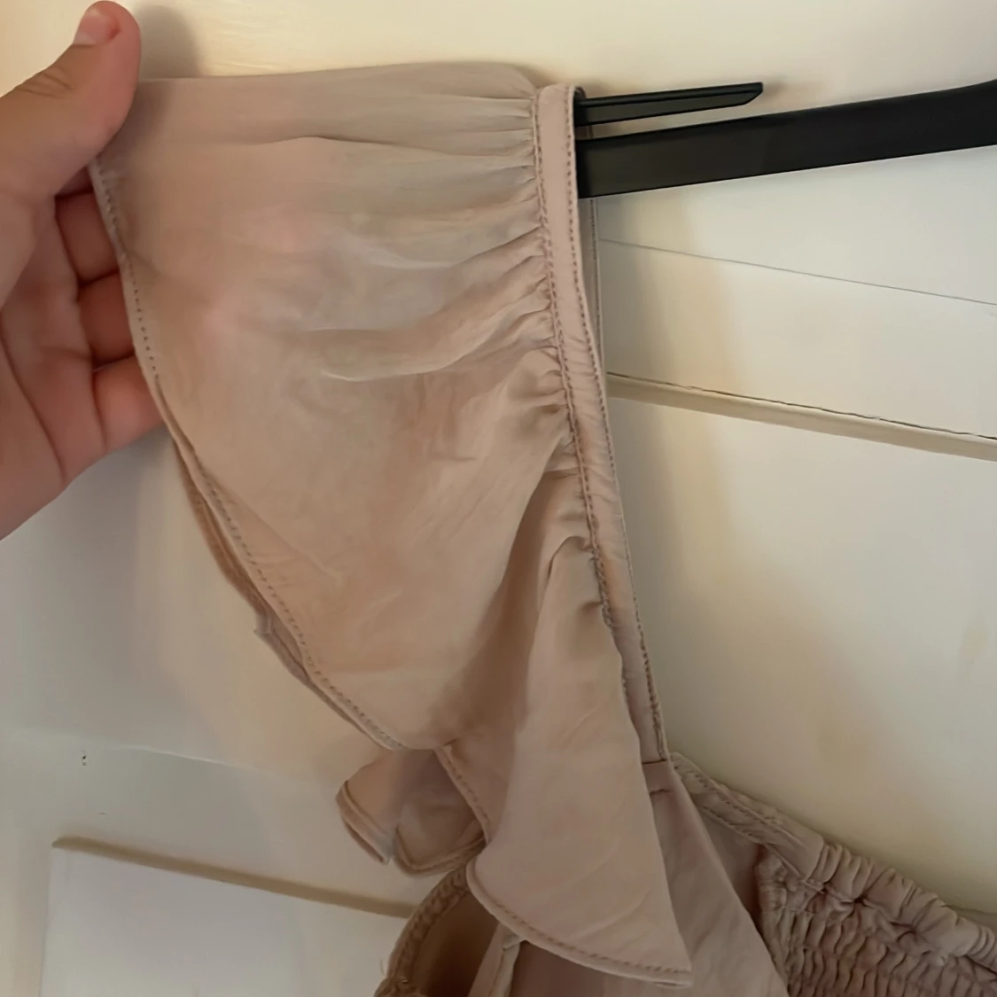 Beige blus med volangärm från Aware - 4