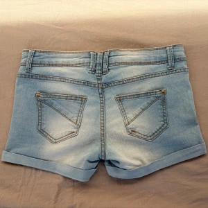 Ljusblå jeansshorts Terranova S - Snygga ljusblå jeansshorts från Terranova med klassisk femficksdesign, uppvikta benslut och bälteshällor. Shortsen är relativt stretchiga!! 