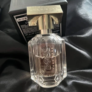 Hugo Boss The Scent  - Parfym från Hugo boss. Använt men mer än halva flaskan kvar. Köpt på Douglas i Estland. 30ml flaska 