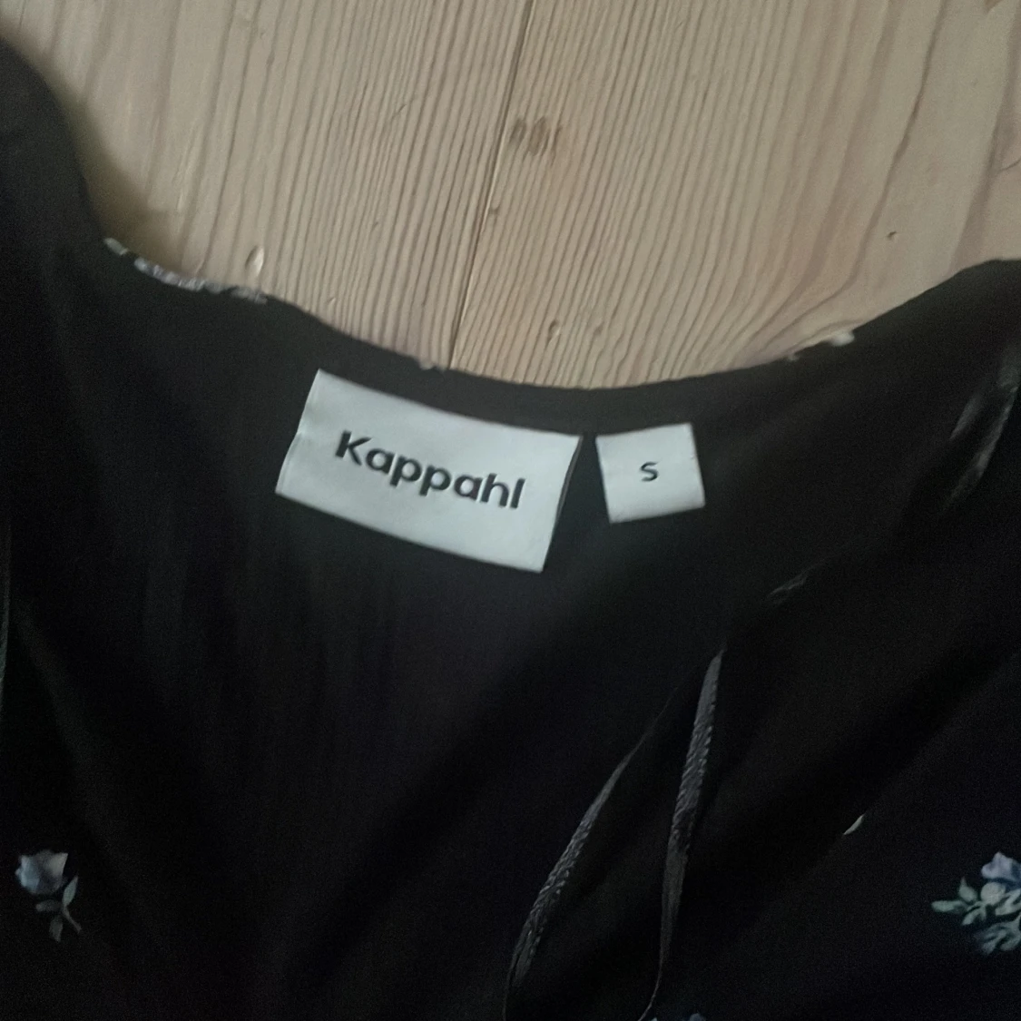 Svart blommig blus från Kappahl - 1