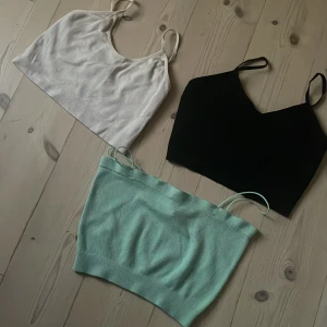 3 ribbade linne-toppar från Primark & Terranova - Tre ribbade linne-toppar med smala axelband. En vit och en svart från Primark i storlek M, samt en mintgrön från Terranova i storlek M/L. Alla är ärmlösa och har en croppad passform. Säljes tillsammans!