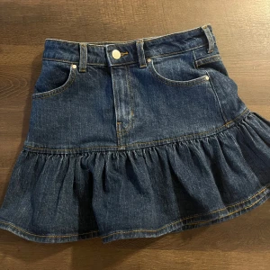 Söt jeanskjol - Helt ny jeanskjol 💙säljer då den ej används