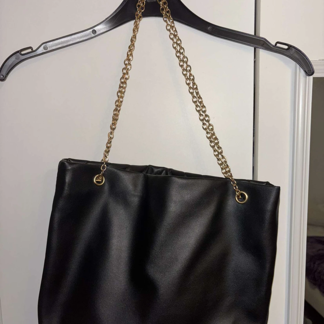 Svart quiltad axelväska med kedja - 1