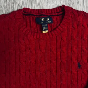Röd stickad tröja Polo Ralph Lauren🤩 - I storlek Xl i barn vilket motsvarar än S, priset är dessutom inte fast 🙌🤝