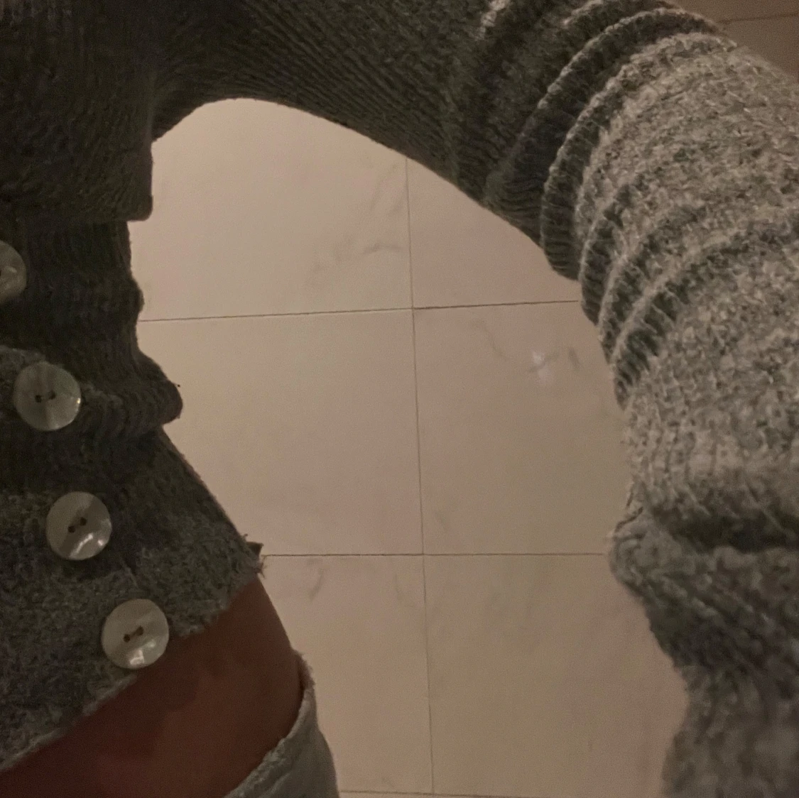 Grå omlott kofta med knappar - 2