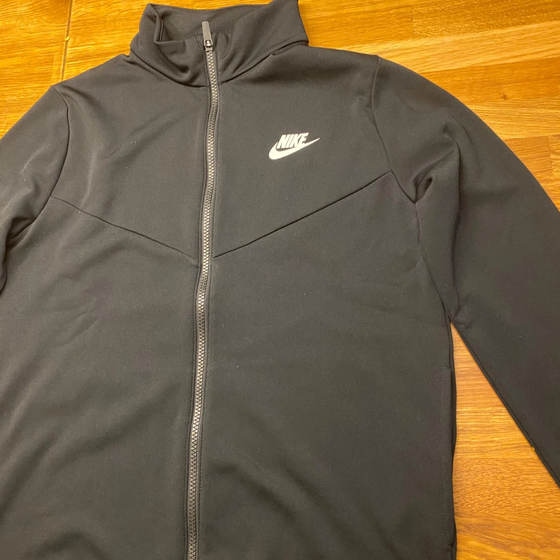 Svart Nike jacka med dragkedja XL