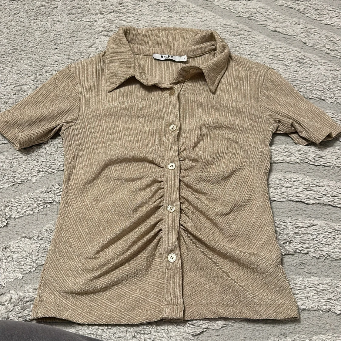 Beige kortärmad skjorta från NA-KD