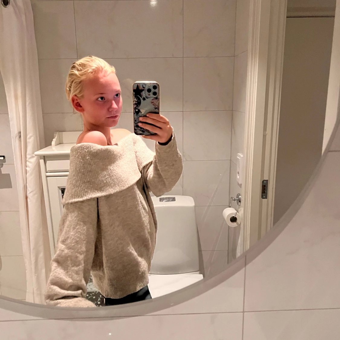 Beige offshoulder stickad tröja