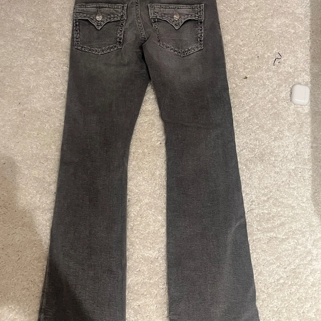 Grå bootcut jeans med detaljer - 3