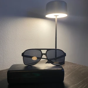 Svarta solglasögon 🕶️  - Säljer dessa snygga solglasögon som kommer höja din outfit från 7/10 till 10/10💫