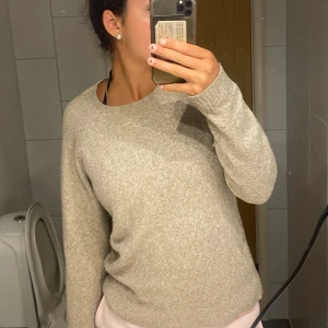 Beige stickad tröja från Vero Moda - Mysig beige stickad tröja från Vero Moda med rund halsringning och lång ärm. Perfekt för lager-på-lager och chill dagar. Enkel och stilren design som är lätt att matcha med allt.