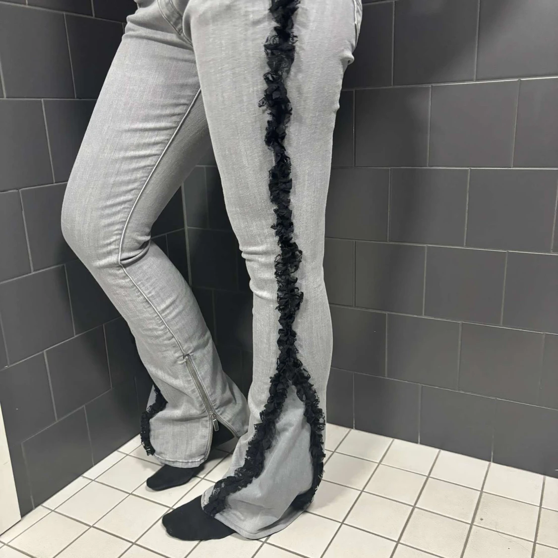 Grå Lågmidjade jeans med spets