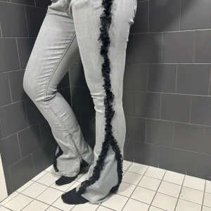 Grå Lågmidjade jeans med spets - Lågmidjade gråa spetsarnas från uf företag, aldrig använda 
