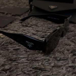 Prada solglasögon - Svarta Prada solglasögon